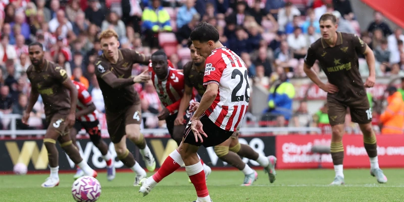 Sunderland ra sân với đội hình phòng ngự quen thuộc